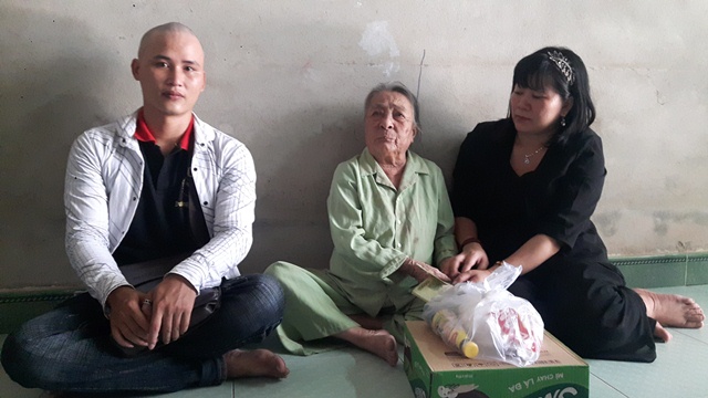 Xót thương hoàn cảnh cụ bà mù lòa một mình nuôi cháu nhỏ ở Huế