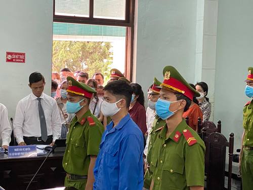 Hé lộ nhiều tình tiết mới tại phiên tòa vụ bác sĩ bị cáo buộc tội hiếp dâm, đánh đập nữ điều dưỡng