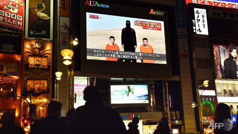 Mẹ con tin Nhật Bản cầu xin trong tuyệt vọng