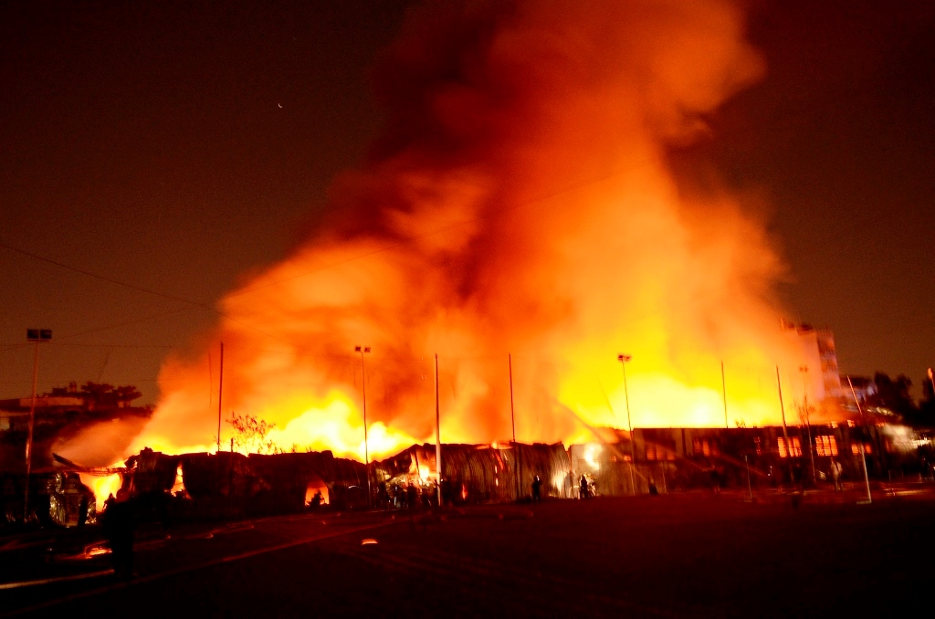 Hơn 370 người ‘chiến đấu’ với biển lửa bao trùm kho hàng nội thất