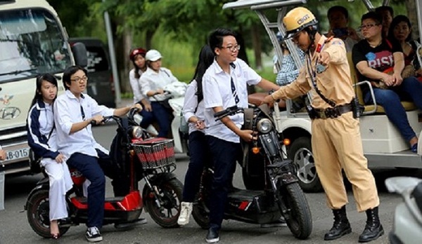 Bảo đảm an toàn giao thông cho người đi mô tô, xe máy, xe đạp điện