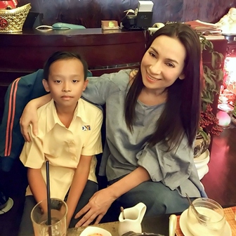 Phi Nhung tài trợ cho cậu bé hát đám cưới học hết lớp 12