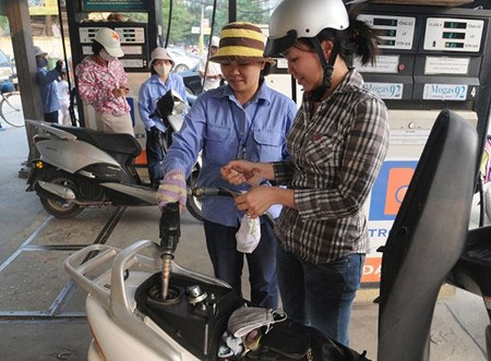 Xăng bất ngờ tăng thêm 1.200 đồng/lít