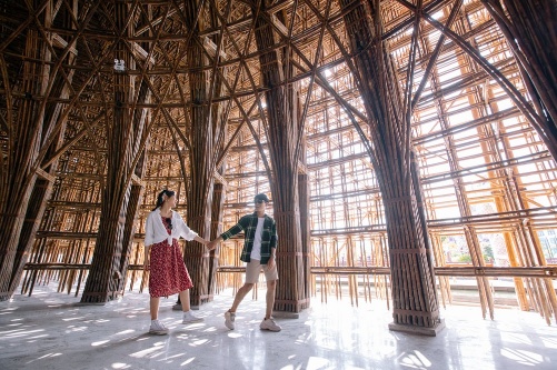 Choáng ngợp trước những hình ảnh đầu tiên của Nhà tre lớn nhất Việt Nam.