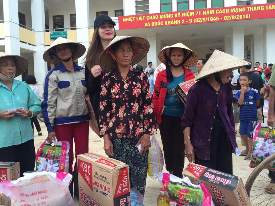 Hồ Ngọc Hà dẫn theo Subeo cùng Lê Thúy, Quế Vân về Quảng Bình từ thiện