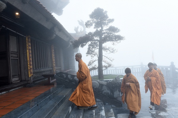 Cùng chư tăng ni, phật tử cả nước hành hương lên đỉnh Fansipan mùa Phật Đản 2018