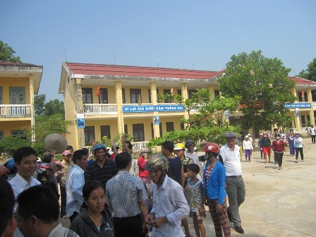 Phụ huynh ‘bao vây’ trường học phản đối học sinh bị ‘đột ngột’ chuyển trường