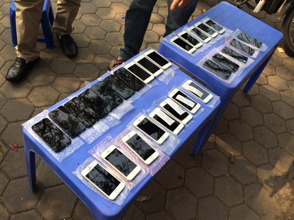 Bắt giữ đối tượng vận chuyển 28 điện thoại iPhone không rõ nguồn gốc