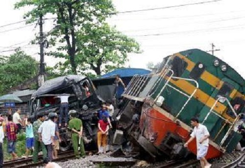 Cố vượt đường sắt khi có tín hiệu, xe tải bị đâm nát đầu