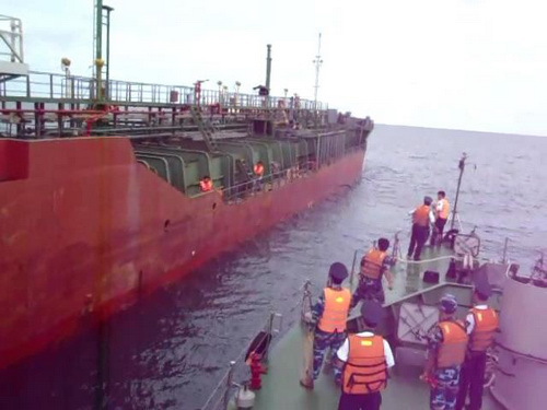 Cảnh sát biển khám nghiệm tàu Sunrise 689 trước khi sửa chữa