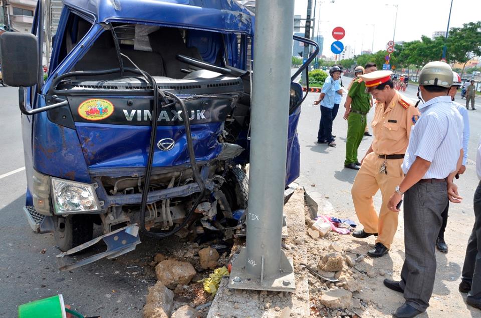 Xe tải mất lái, tông xe máy văng xa 10m, tài xế kẹt cứng trong ca bin