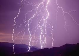 Khi bơm nước vào đồng, một người bị sét đánh tử vong