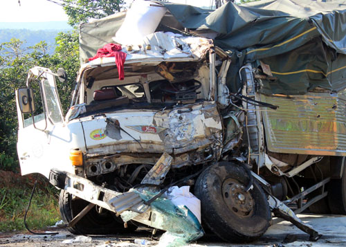 Thùng container văng khỏi xe khiến 2 mẹ con chết thảm