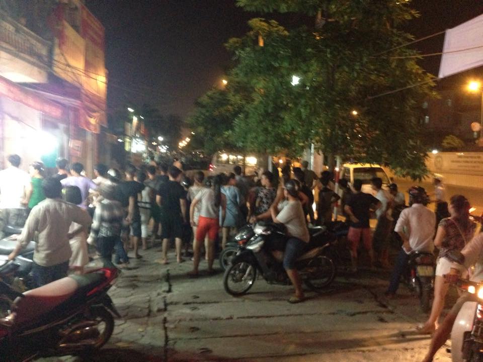 Hà Nội: Nam thanh niên lao từ tầng 4 tòa nhà xuống đất