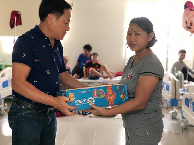 Nhiều phần quà và tiền mặt trao tặng những hoàn cảnh khó khăn ở Huế