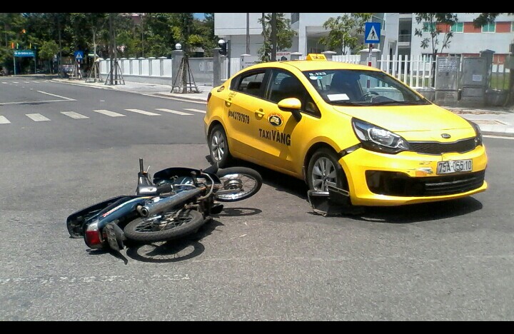 Huế: Không chấp hành tín hiệu đèn giao thông, taxi va xe máy kinh hoàng