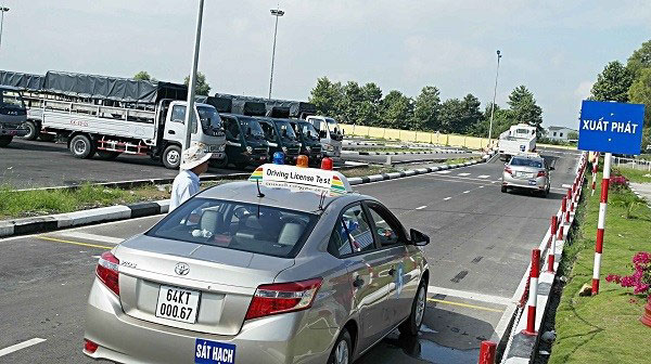 Xem xét lại đề xuất ‘mất bằng lái xe phải thi lại’