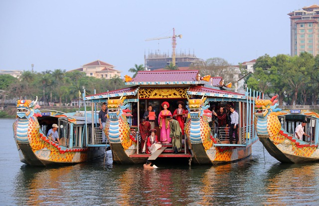 Huế: Rước phù sa dòng Hương Giang sản xuất Gốm ‘Hương sa’