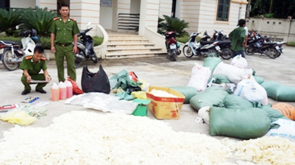 Găng tay bệnh viện vấy máu, nhà hàng dùng chế đồ ăn