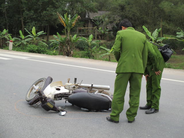 Huế: Nghi do điều khiển xe tự ngã, một thợ nề chết thảm