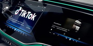 TikTok sắp có mặt trên xe hơi, bắt đầu với Mercedes-Benz.