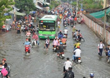 Triều cường và sóng lớn gây nguy cơ ngập úng ven biển Nam Bộ