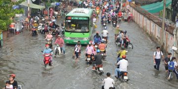 Triều cường và sóng lớn gây nguy cơ ngập úng ven biển Nam Bộ
