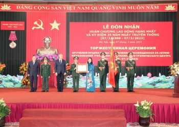 Trung tâm Nhiệt đới Việt-Nga đón nhận Huân chương Lao động hạng Nhất