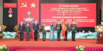 Trung tâm Nhiệt đới Việt-Nga đón nhận Huân chương Lao động hạng Nhất