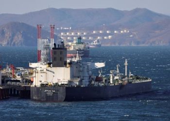 Dầu Nga đi khắp thế giới bằng đội tàu bí ẩn