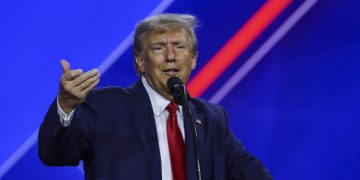 Cựu Tổng thống Mỹ Donald Trump tuyên bố sẽ “trục xuất” đối thủ Joe Biden khỏi Nhà Trắng sau bầu cử tổng thống 2024