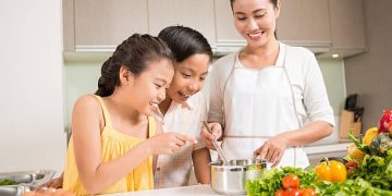 Phụ nữ với giáo dục trong gia đình hiện nay