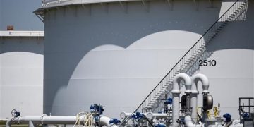 Mỹ chật vật đối phó với OPEC+ giảm sản xuất dầu