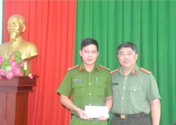 Bị tội phạm xịt hơi cay, Trung úy Trần Nhật Duy vẫn dũng cảm truy bắt, quật ngã đối tượng