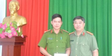 Bị tội phạm xịt hơi cay, Trung úy Trần Nhật Duy vẫn dũng cảm truy bắt, quật ngã đối tượng