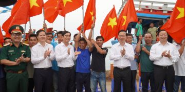 Chủ tịch nước Võ Văn Thưởng và đoàn công tác ra thăm, động viên người dân trên đảo Phú Quý