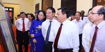 Triển lãm “Hành trình theo dấu chân Bác Hồ qua sưu tập tem và bưu ảnh”