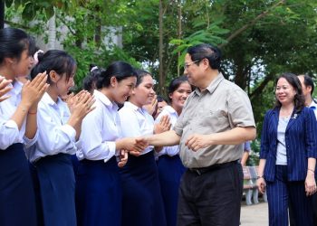 Thủ tướng thăm trường dân tộc nội trú và gia đình chính sách tại An Giang