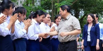 Thủ tướng thăm trường dân tộc nội trú và gia đình chính sách tại An Giang
