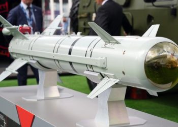 Trực thăng vũ trang Ka-52 của Nga sử dụng tên lửa LMUR đe dọa tăng thiết giáp Ukraine