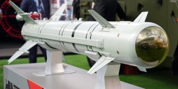Trực thăng vũ trang Ka-52 của Nga sử dụng tên lửa LMUR đe dọa tăng thiết giáp Ukraine
