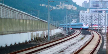 Trung Quốc: 6 năm để hoàn thiện tổng cộng 62 đường hầm và 86 cây cầu tuyến đường sắt cao tốc xuyên núi, vượt đèo