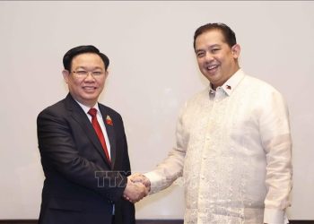 Chủ tịch Quốc hội Vương Đình Huệ gặp Chủ tịch Hạ viện Philippines