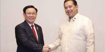 Chủ tịch Quốc hội Vương Đình Huệ gặp Chủ tịch Hạ viện Philippines