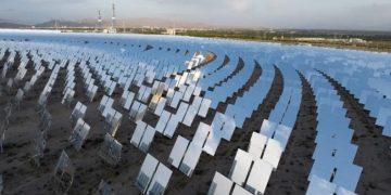 Australia phát minh ra công nghệ sản xuất điện mặt trời bằng gương