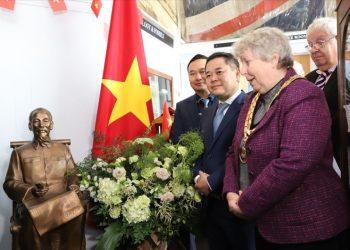 Khánh thành công trình tôn tạo tượng Chủ tịch Hồ Chí Minh tại Bảo tàng Newhaven, vương quốc Anh