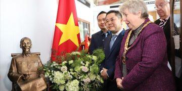 Khánh thành công trình tôn tạo tượng Chủ tịch Hồ Chí Minh tại Bảo tàng Newhaven, vương quốc Anh