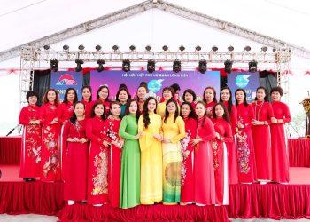 Phụ nữ quận Long Biên tưng bừng trong Lễ hội Áo dài và đồng diễn dân vũ chào mừng 20 năm thành lập quận.