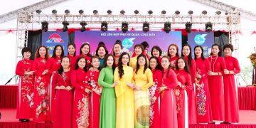 Phụ nữ quận Long Biên tưng bừng trong Lễ hội Áo dài và đồng diễn dân vũ chào mừng 20 năm thành lập quận.