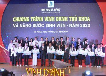 Đại học Đà Nẵng đồng hành cùng sinh viên vượt khó